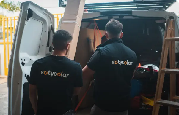 Equipo instalador de sotysolar organizando el material en su furgoneta de trabajo